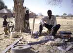 Agricultor de Burkina Faso, trabajando como herrero durante la estacin seca