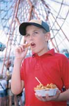 Enfant mangeant des frites